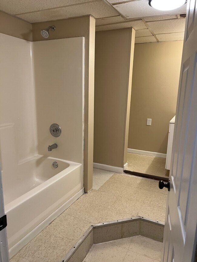 605 W Beech St Unit 104, La Follette, TN 37766 Apartments in La