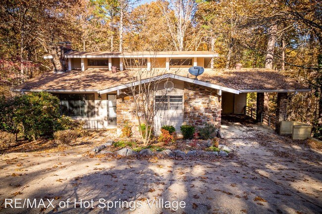 Building Photo - 3 br, 2 bath House - 5 Mos Circle