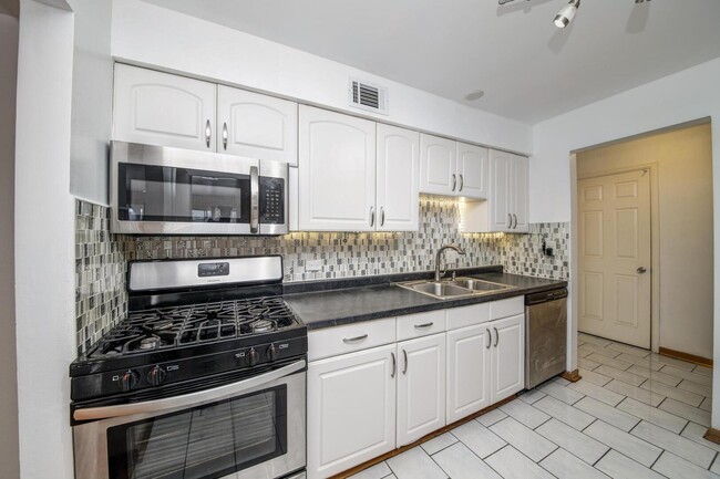 Building Photo - 5300 Carriage Way Dr