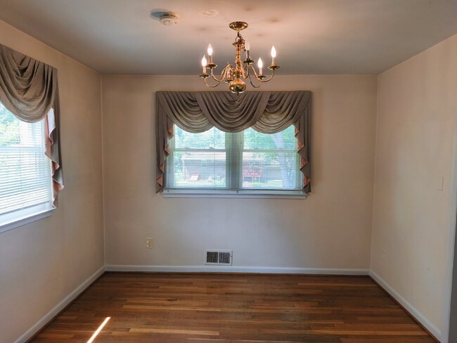 Building Photo - Centrally Located McLean Home with Ample S...