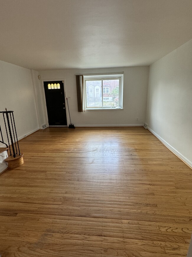 Living room 3 - 205 W Colonial St
