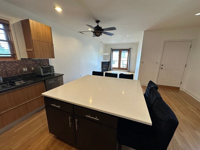 Foto del edificio - 2256 N Kimball Ave