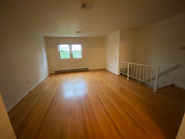 sala familiar grande - 923 St Clair St