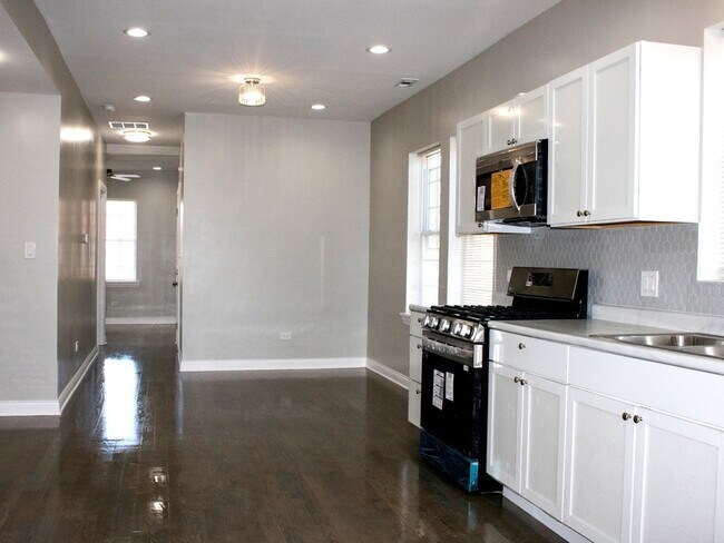 Building Photo - 3257 W Warren Blvd