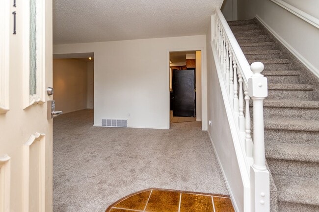 Building Photo - Beautifully Maintained Townhome with Fantastic Amenities