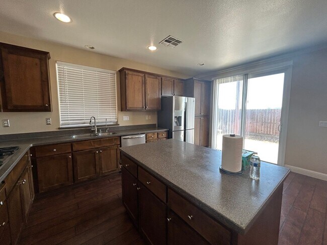 Foto del edificio - Beautiful & Spacious 4-Bedroom, 3-Bath Hom...