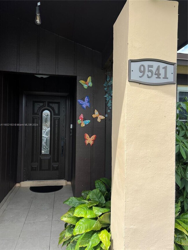 Foto del edificio - 9541 W Daffodil Ln