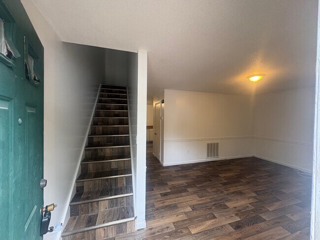 Building Photo - 121 Carriage Pl