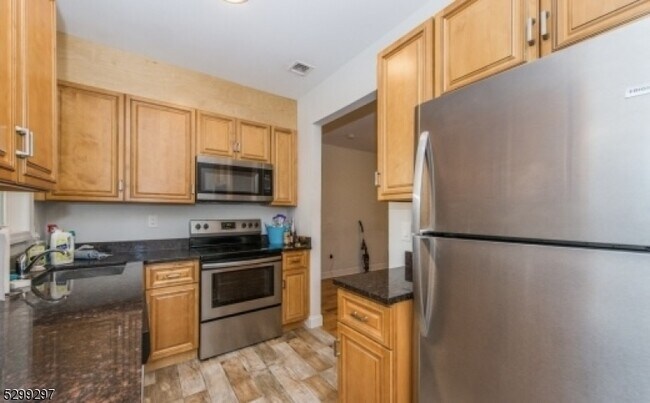 Building Photo - 15 Olyphant Pl