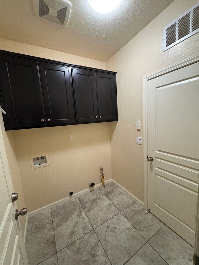 Foto del edificio - SE Visalia home Available Now!