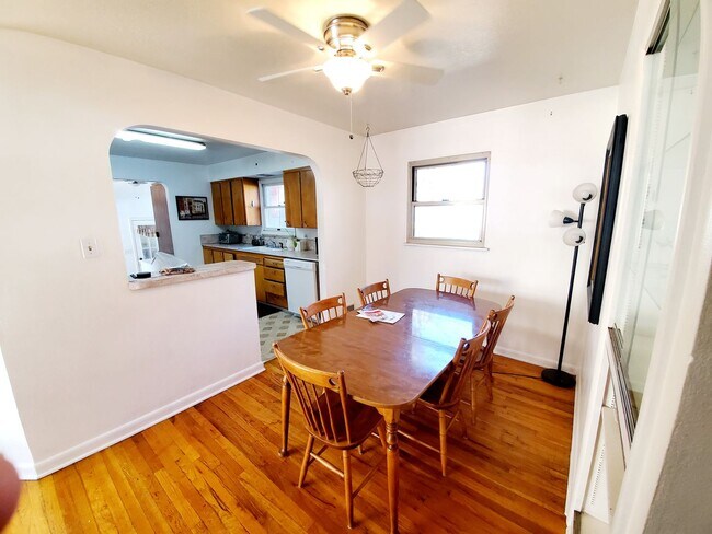 Foto del edificio - 910 Bungalow Ct