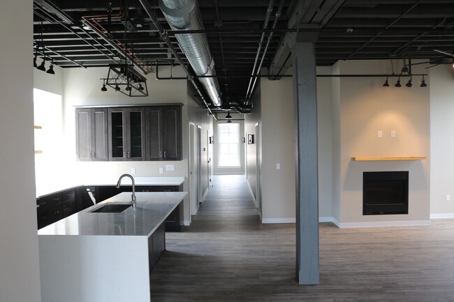 Cocina, Salón, Pasillo - 628 Washington St