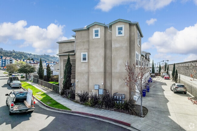 Alternar - 5114 Wall Ave