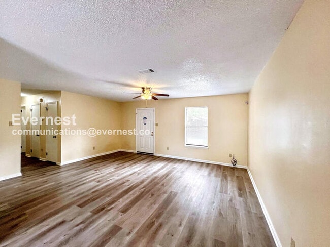Foto del edificio - 3 Bed/2 Bath Home with Garage / Pet-Friend...