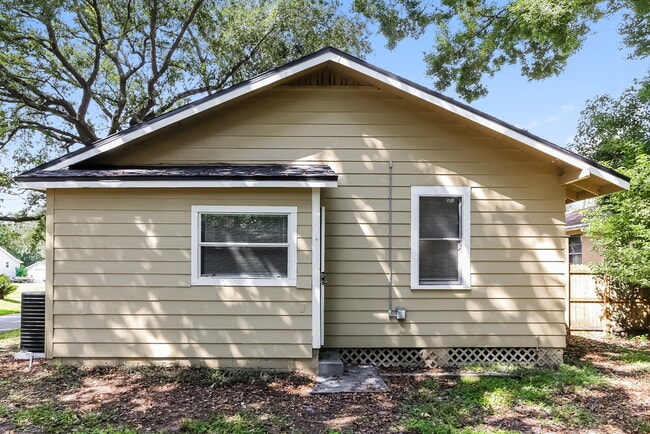 Building Photo - 3558 Dellwood Ave