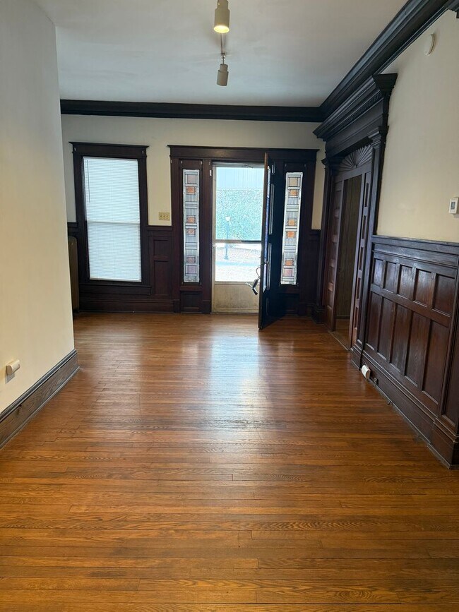 Foto del edificio - 1 Bedroom unit in Dunleath Historic District - Office Space & W/D Connections!