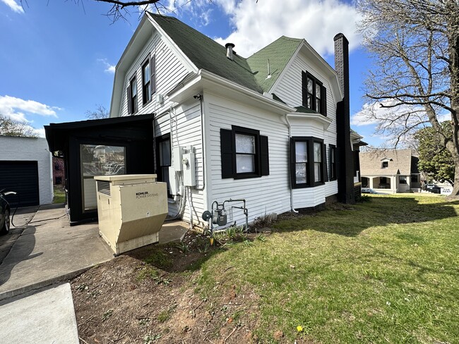 Building Photo - 215 W Meadow St