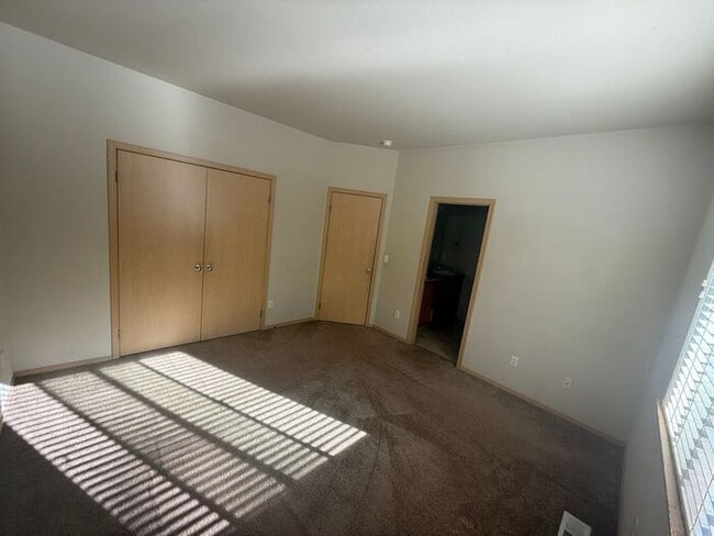 Building Photo - Cute 3 Bedroom 3 Story in "Village Commons"!!