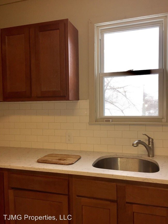 Foto del edificio - 3 br, 1 bath Room For Rent - 131-33 Dell St