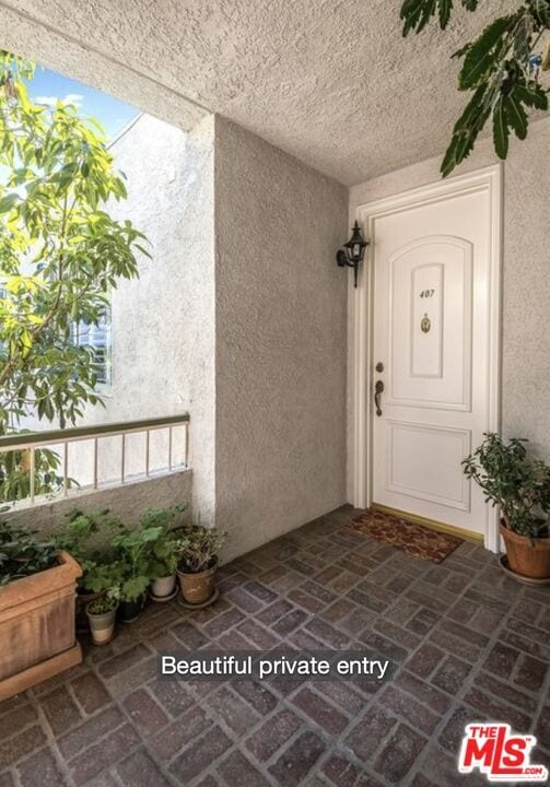 Building Photo - 1375 Kelton Ave