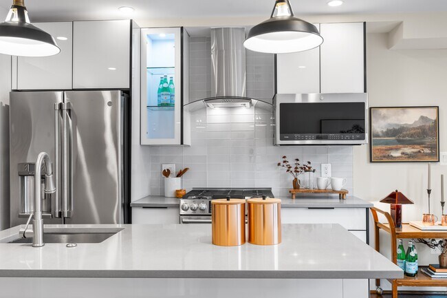 Building Photo - 625 Park Rd NW