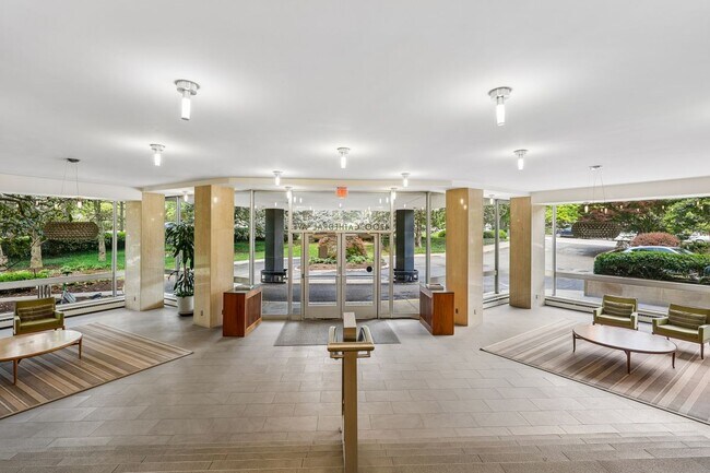 Foto del edificio - 4200 Cathedral Ave NW