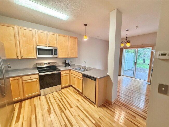 Foto del edificio - End Unit 3 Bed Townhouse- Available Now!