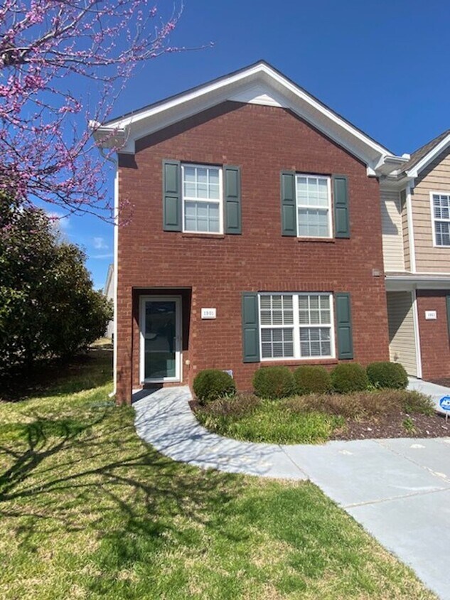 Foto principal - End Unit Townhouse Now Available at Barnes...
