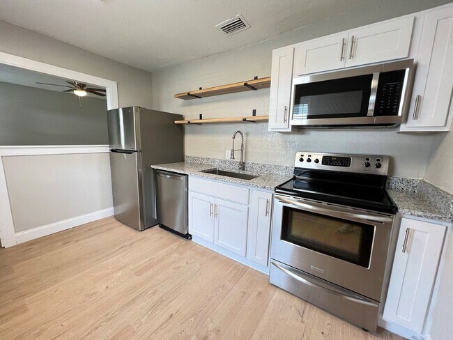 Building Photo - Renovated 2 Bedroom Jacksonville Heights A...