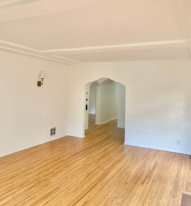 Building Photo - 211 S Hamilton Dr