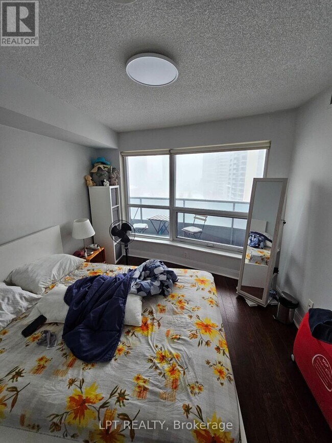 Building Photo - 125 Village Green Square