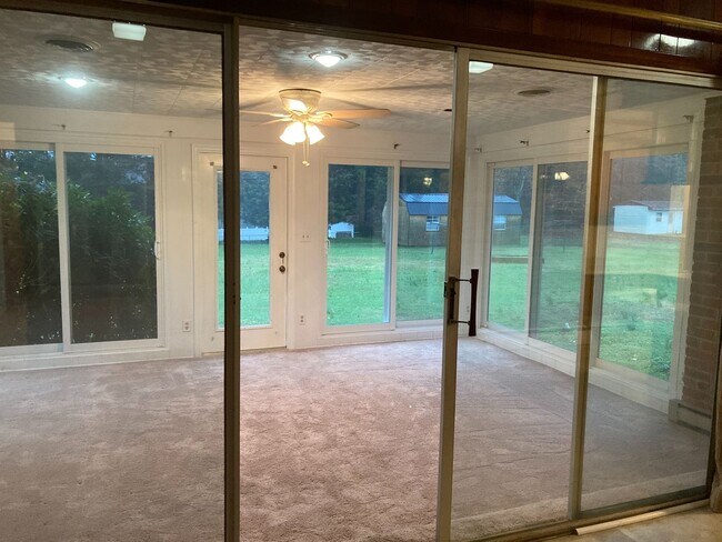 Foto del edificio - 3940 Senior Ln