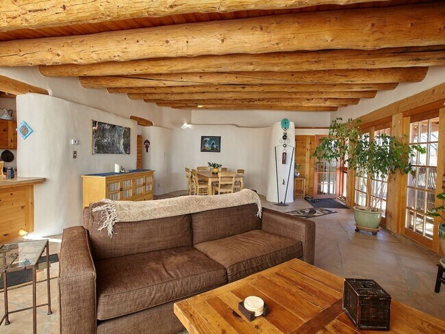 Foto del edificio - 2BR/2+BA Earthship w/views, hot tub in El ...