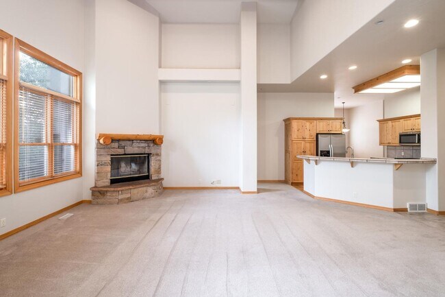Building Photo - Spacious 5-Bedroom Home in Desirable Sun P...