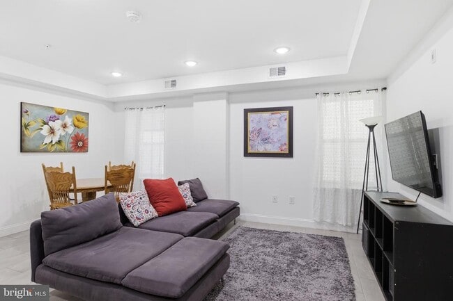 Building Photo - 925 N Broad St