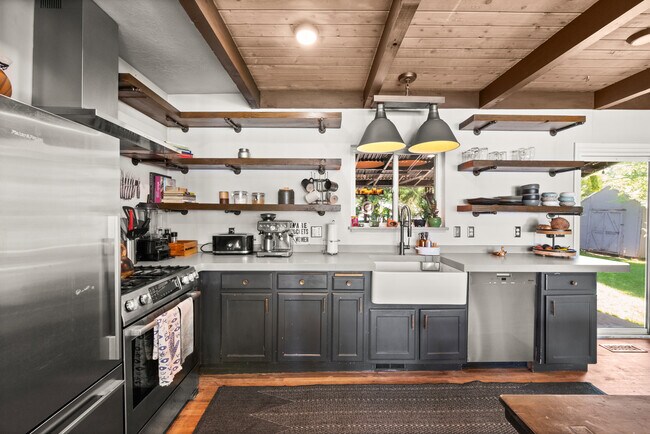 Foto del edificio - 1542 Fieldcrest Ln