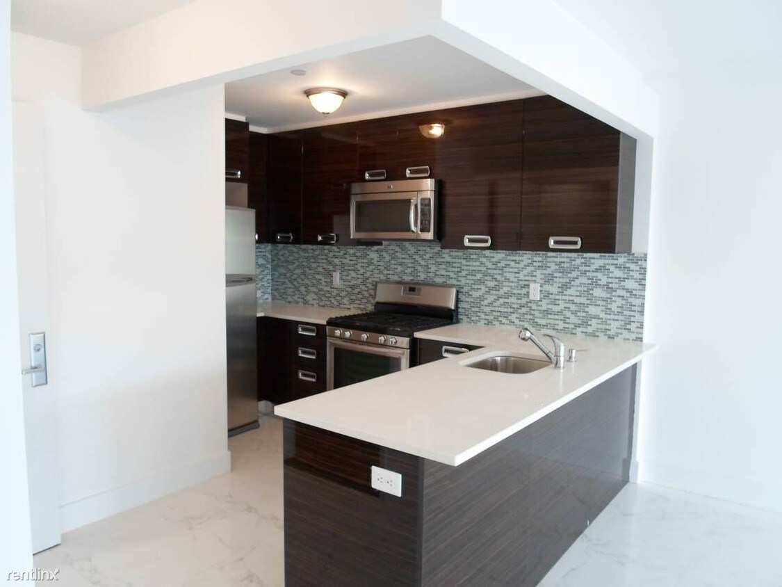 Foto principal - 3053 Crescent St