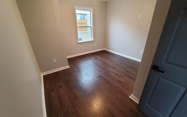 Building Photo - Newly Renovated with Luxury Features