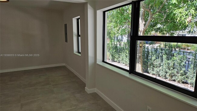 Foto del edificio - 424 NE 63rd St
