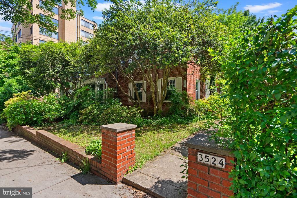 Foto principal - 3524 Davenport St NW