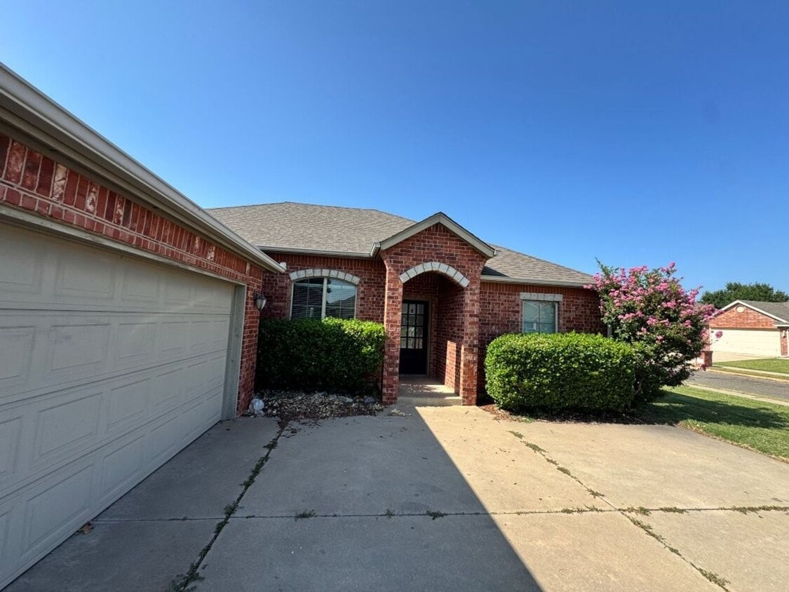 3 bed, 2 bath 2 garage in Edmond! - 3 bed, 2 bath 2 garage in Edmond!