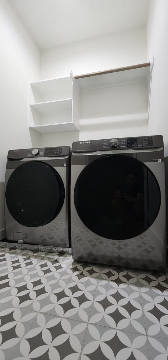 Building Photo - 890 Lucky St