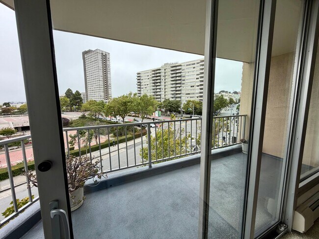 Foto del edificio - Spacious & Bright 1BR/1BA Condo with Parking in Cathedral Hill