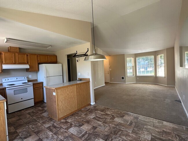 Building Photo - 3 Bed 2 Bath Home: Fully Fenced Yard & Convenient Location