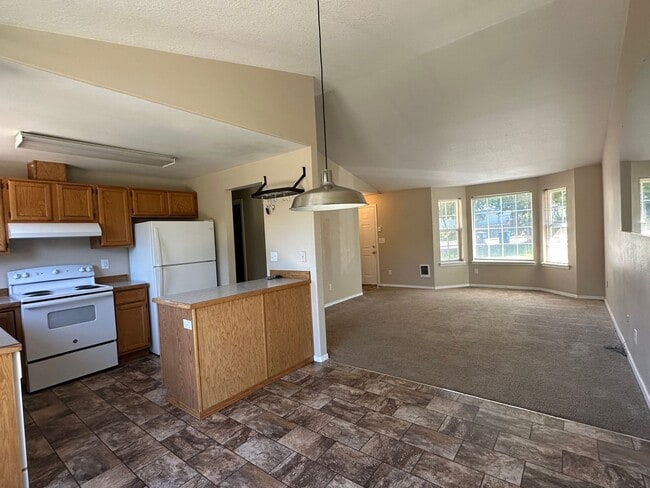 Building Photo - 3025 SW Reindeer Ave