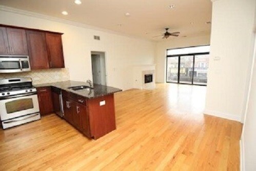 Building Photo - 4646 N Greenview Ave