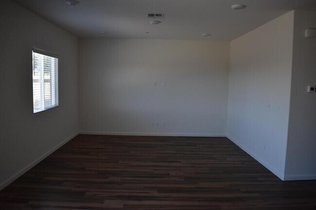 Foto del edificio - 4297 Freemark Ave