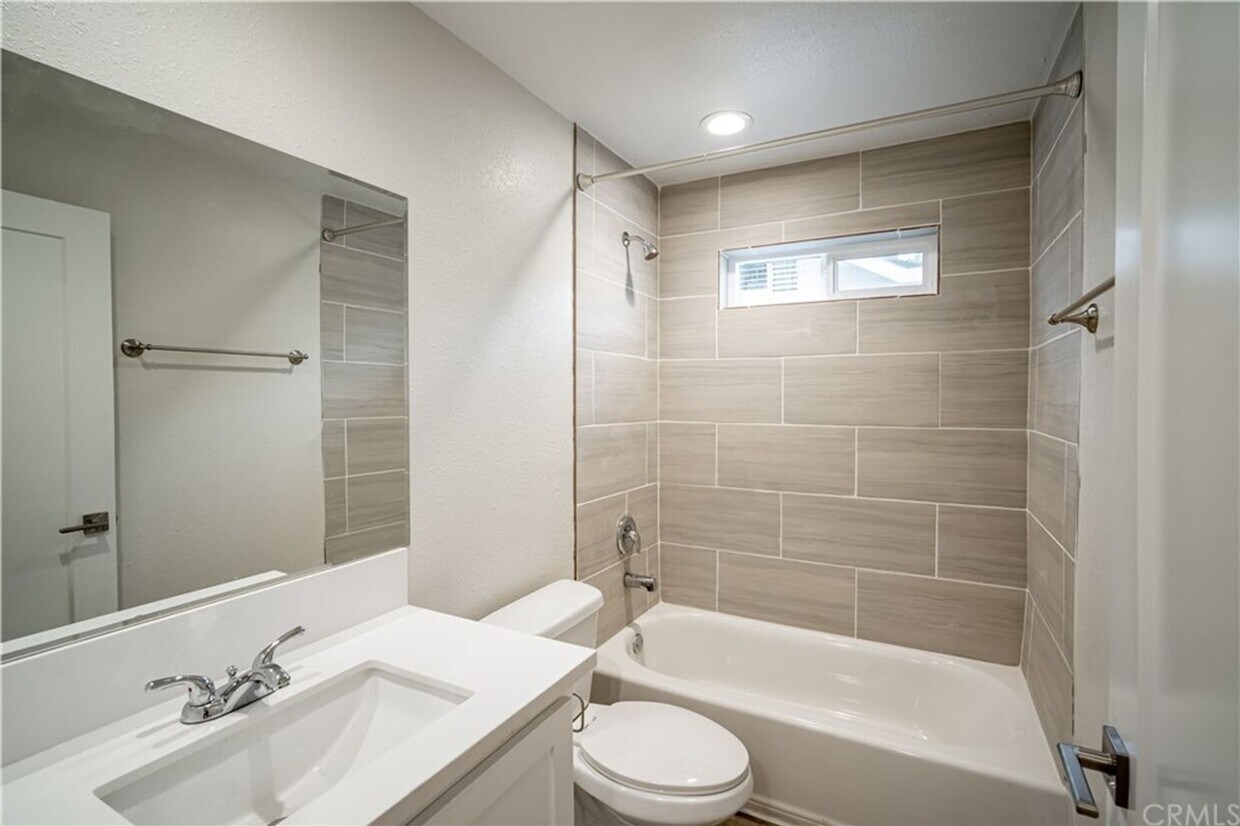 Foto del edificio - SPACIOUS and nicely updated 3bd/2ba near U...