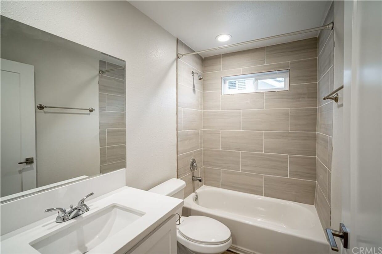 Building Photo - SPACIOUS and nicely updated 3bd/2ba near U...