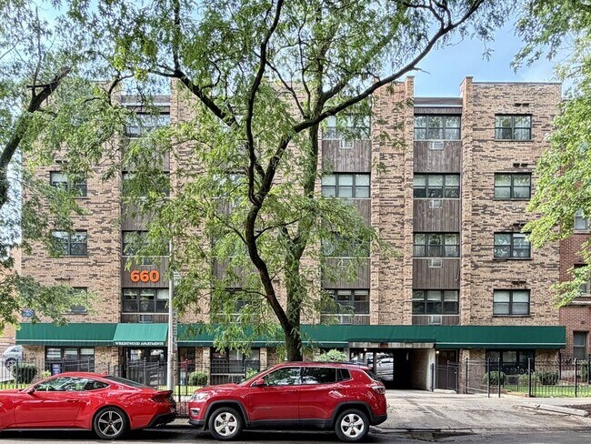 Building Photo - 675 W Wrightwood Ave